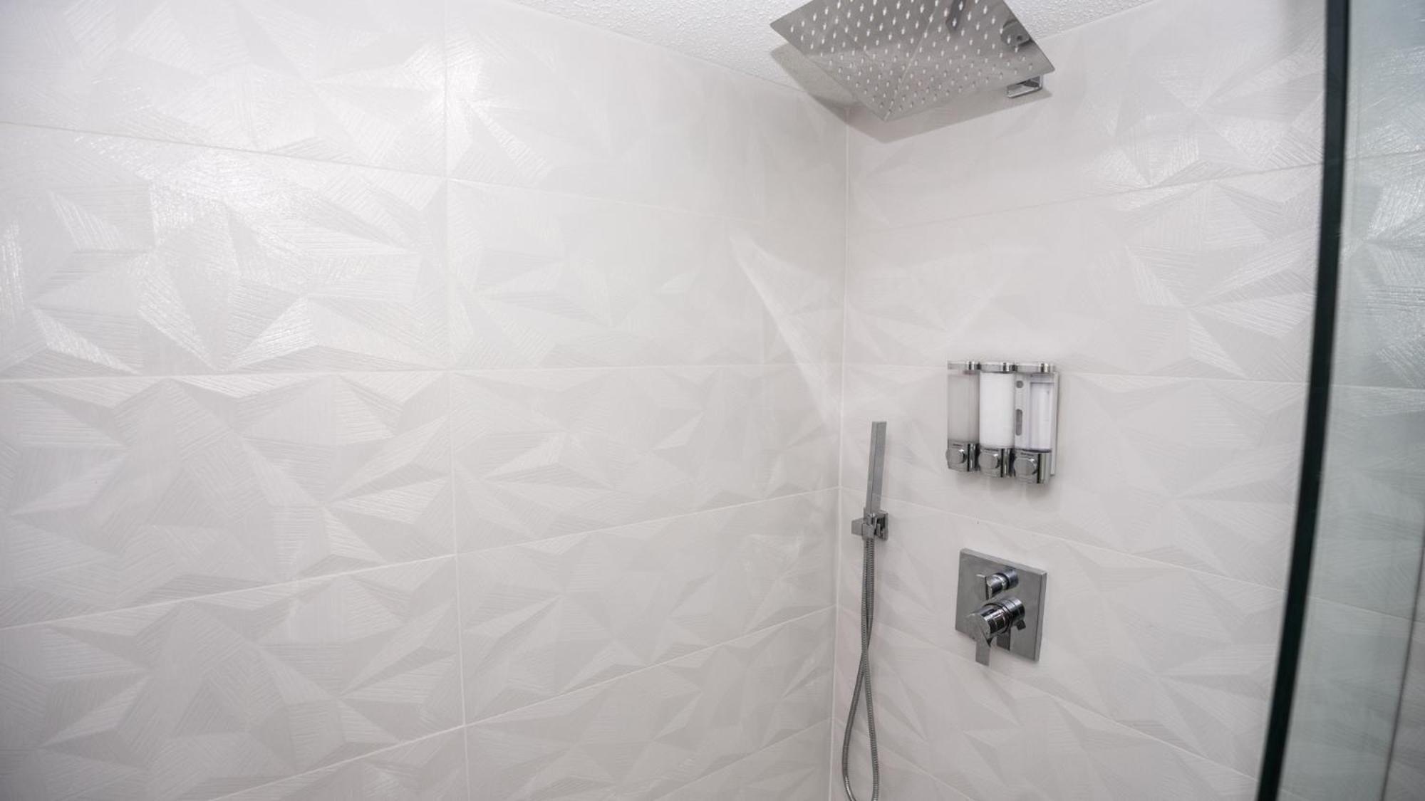 New Rental - 3Br 3Ba Corner Beachfront - 2024 Remodel - 3 Pools, Tiki Hut, Gym, Tennis Панама Сити Бийч Екстериор снимка